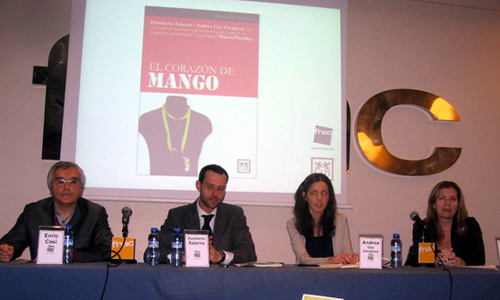 Enric Casi acompaña a Humberto Salerno y Andrea Gay Zaragoza en la presentación de El corazón de Mango